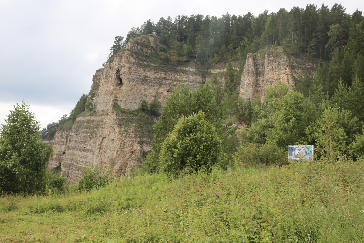 Скалу Сабакай часто сравнивают с замком из-за отверстий пещер, которые напоминают бойницы