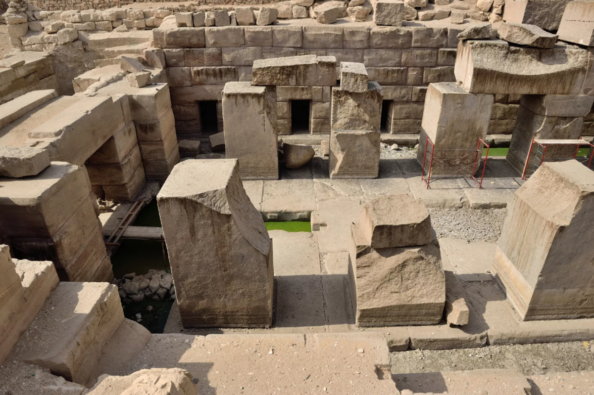 Ступенчатая пирамида джосера архитектура древнего египта. Пирамида египта с подписью египет. Храмы в карнаке и луксоре абу симбеле. Как историки называют древние сооружения египта. Пирамида хеопса древний египет 5 класс.