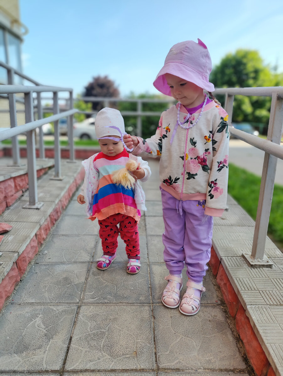 Собрала девчонок в сад