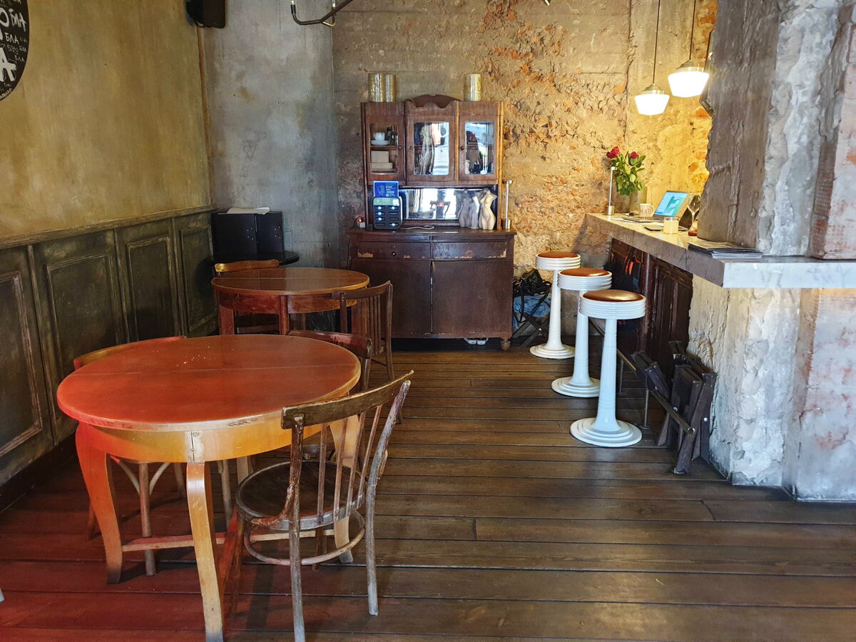 Где они достали такой буфет?:)