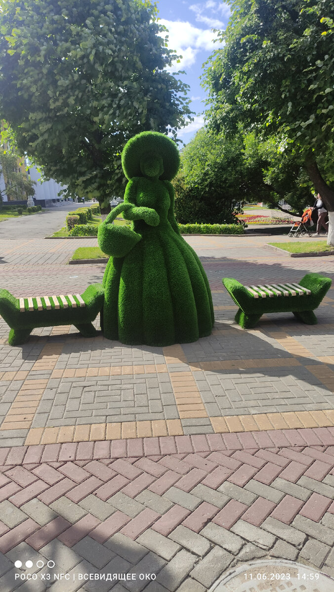 Красавица же?