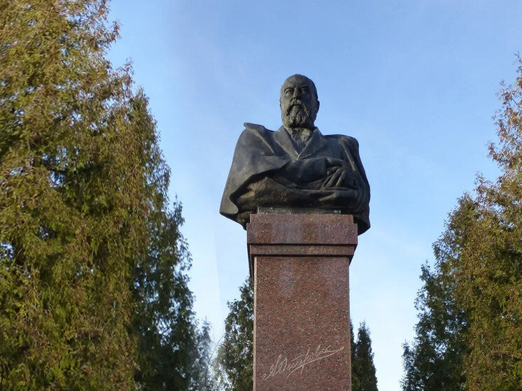     Памятник Александру Островскому в Кинешме. фото: Яндекс карты