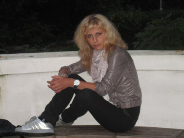 Я в родном городе. Здесь мне 17-18. Любовь к "тапочной" обуви была уже тогда :)