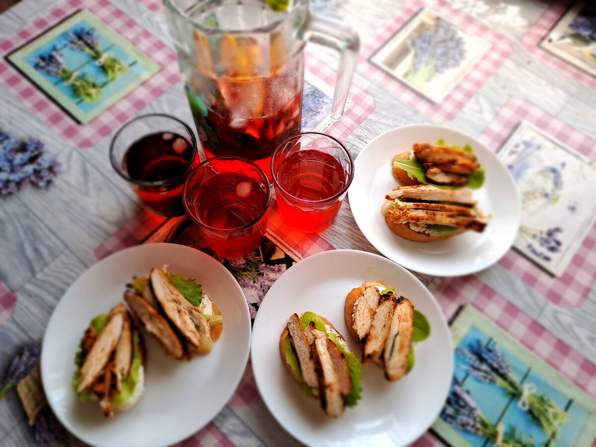 День был ещё жаркий, поэтому к брускеттам сделали клубничный лимонад с мятой и лимоном.