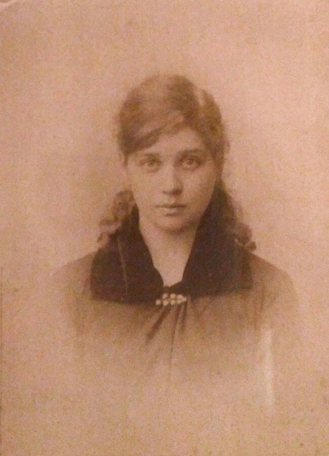 Мария Яковлевна Симонович. Фотография 1884 года, когда Маше было 20 лет. С выставки В.А. Серова в Третьяковской галерее.