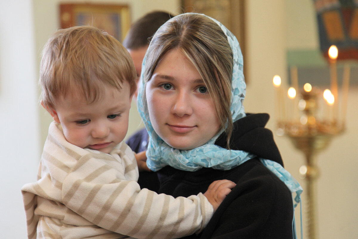 Платочки идут в храм. Люди в храме татмитрополия. Какого цвета платок на рождество в храм. Платок на пасху. Платок на голову для церкви.