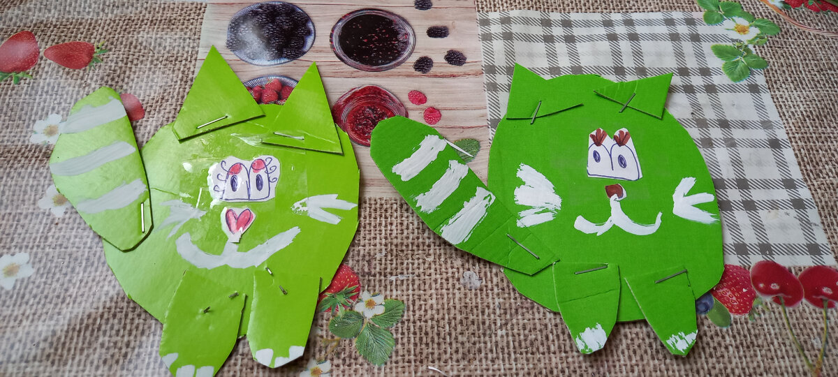 Кошка Руколла (светло-зелёная) и кот Шпинат (тёмно-зелёный).