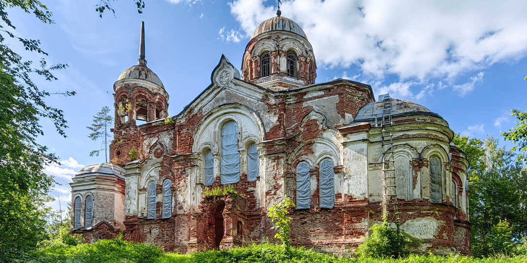 Одинокая церковь Живоначальной Троицы в Язвищах (Новгородская область)