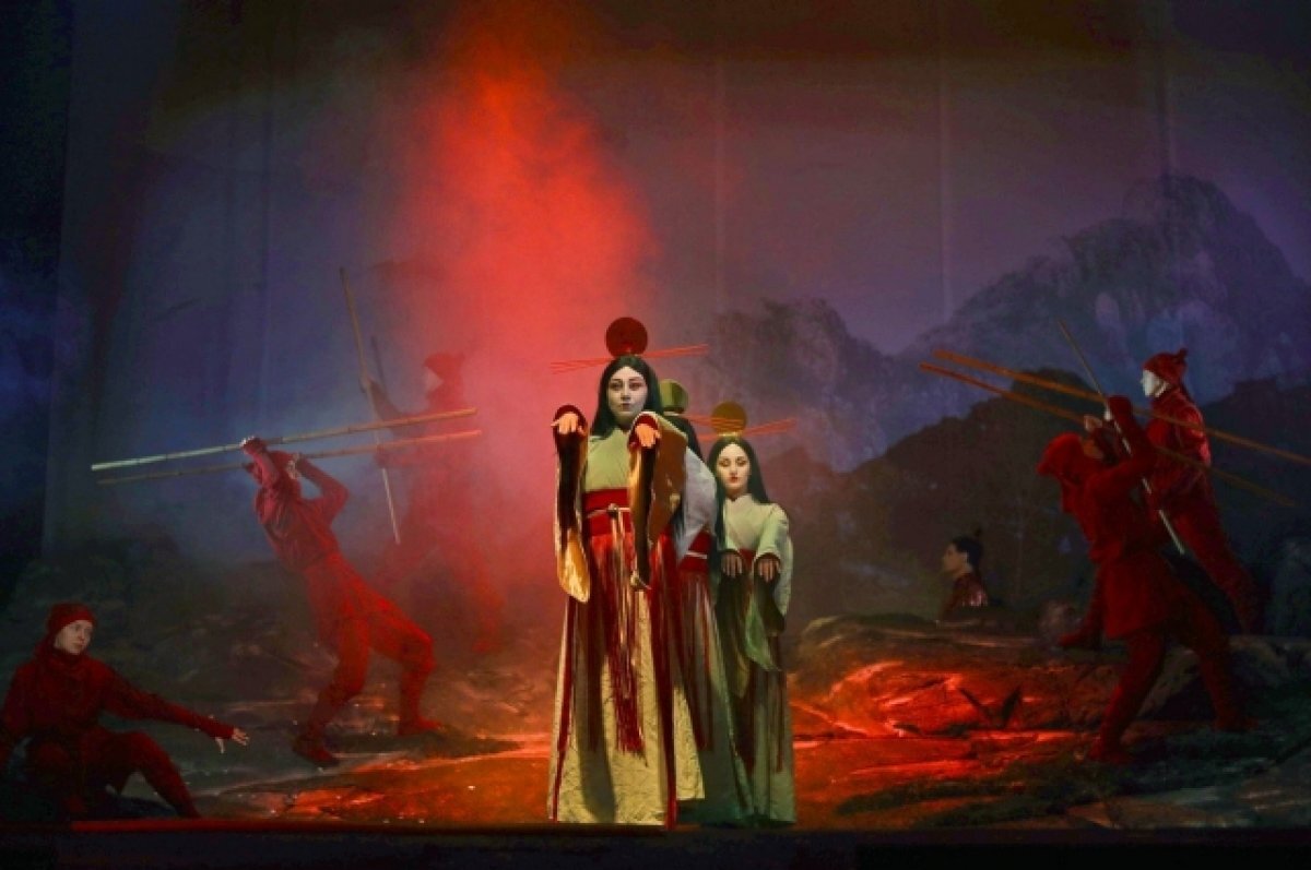    Красное, белое и золото – оттенки в спектакле создают волшебную атмосферу.