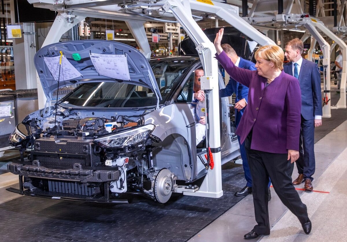 Volkswagen завод в Германии. Завод Volkswagen в Вольфсбурге. Автомобильная промышленность Германии. Автомобильная индустрия в Германии. Ведущая промышленность германии