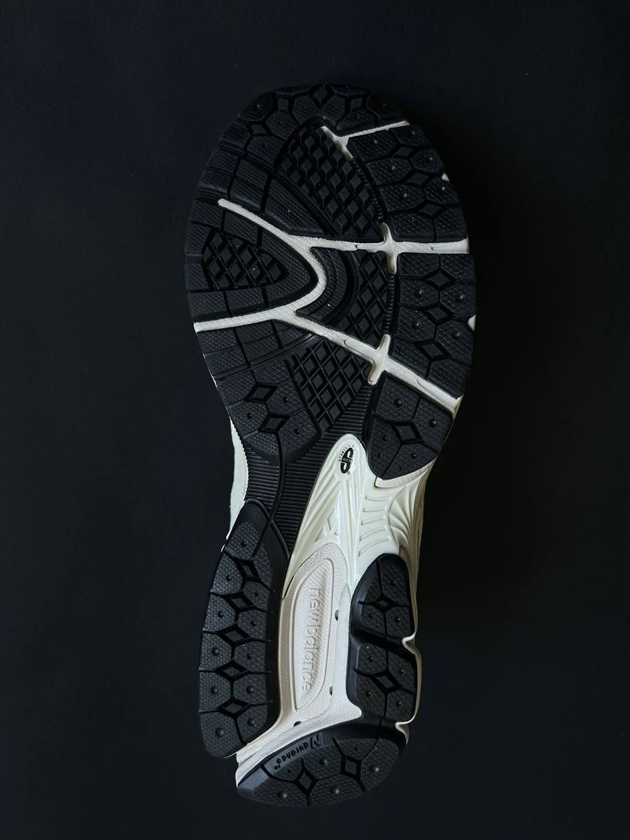 Фото подошвы кроссовка New Balance 2002R