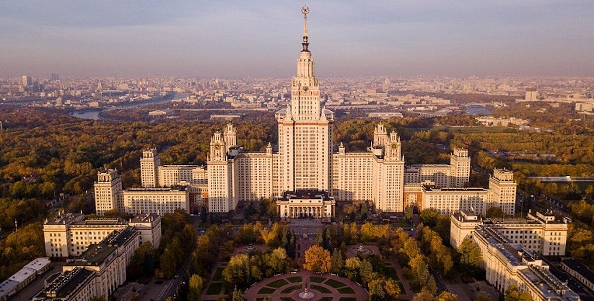 Москва территория МГУ осень сквер