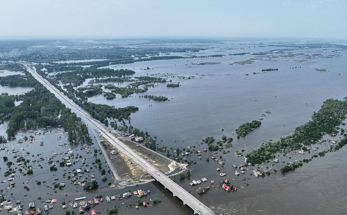 Разлив воды после взрывов на Каховской ГЭС