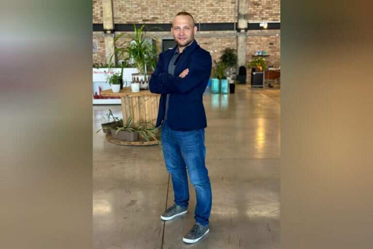    Сергей Завгороднев из Оренбурга стал участником шоу «Выжить в Дубае» на телеканале ТНТ Андрей Севостьянов