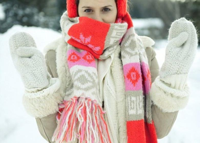 Нужно тепло одеться. Зимняя одежда с шарфом. Тепло одетые девушки зимой. Теплая одежда. Тепло одет.