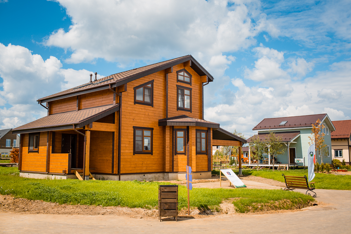 Фото с выставки в коттеджном поселке «Республика Сантория»