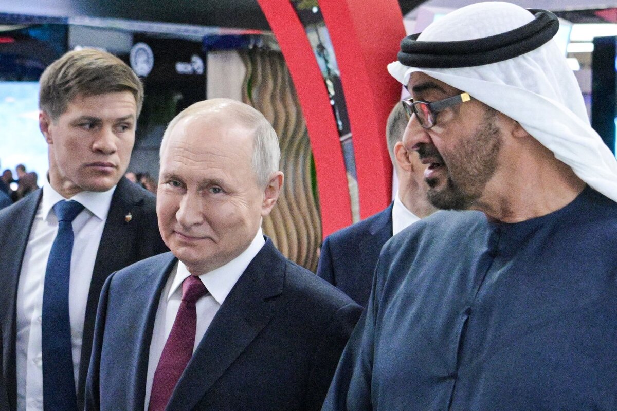    Президент РФ Владимир Путин (в центре) и президент ОАЭ Мухаммед Бен Заид Аль Нахайян (справа) во время встречи на XXVI Петербургском международном экономическом форуме © Алексей Никольский / POOL / ТАСС