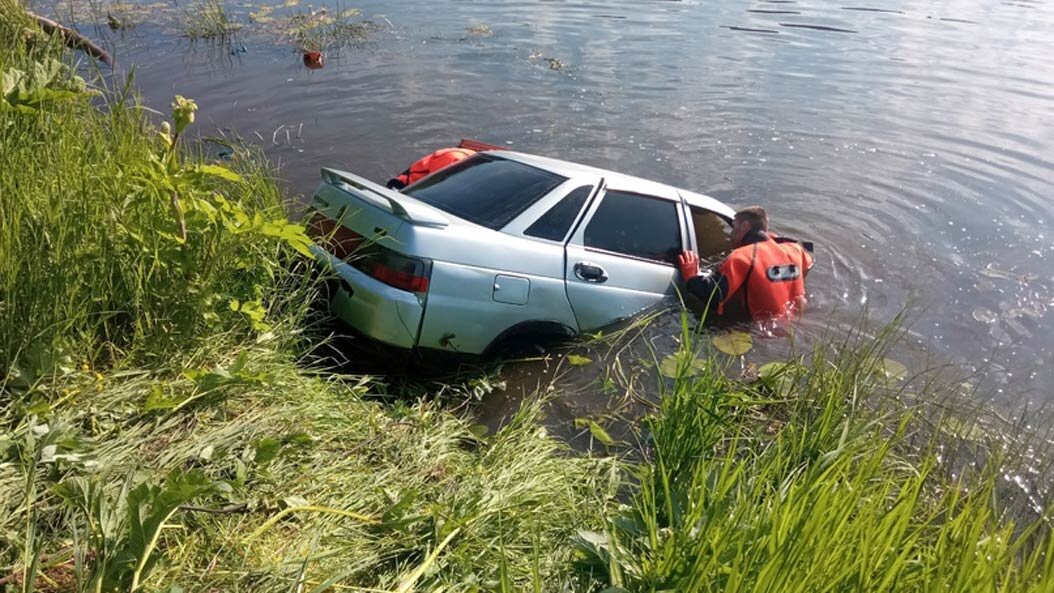Утопленные автомобили в реке