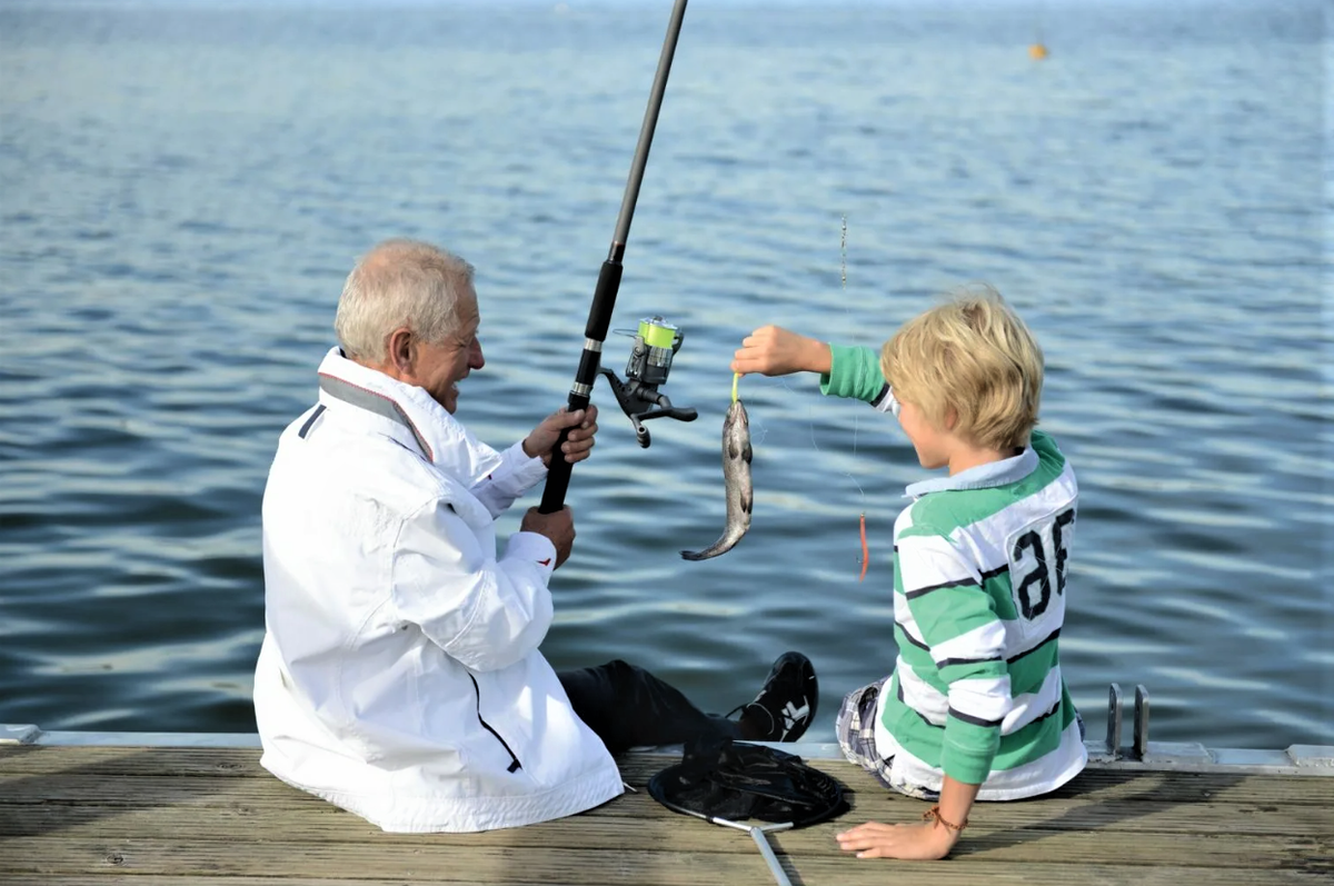 Рыбу ловить собрался. Дедушка рыбачит с внуком. Дед с внуком на рыбалке. Дед и внук рыбачат. Ltleirfcdyerjvyfhs,fkrt.