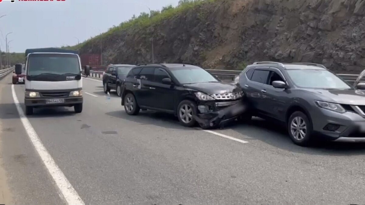     На трассе Седанка-Патрокл во Владивостоке произошло достаточно серьёзное ДТП. Водитель автомобиля столкнулся сразу с несколькими машинами.
