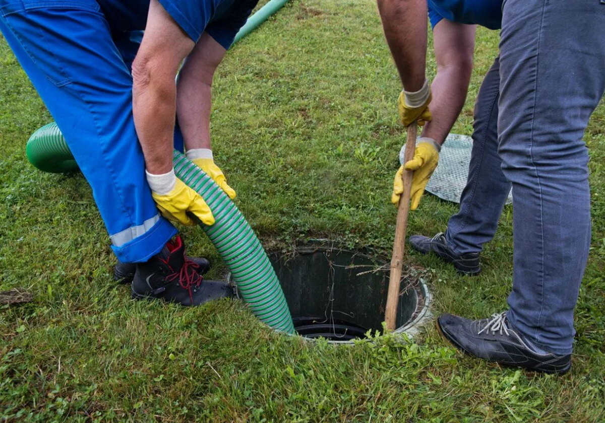 Откачка септика в частном доме.