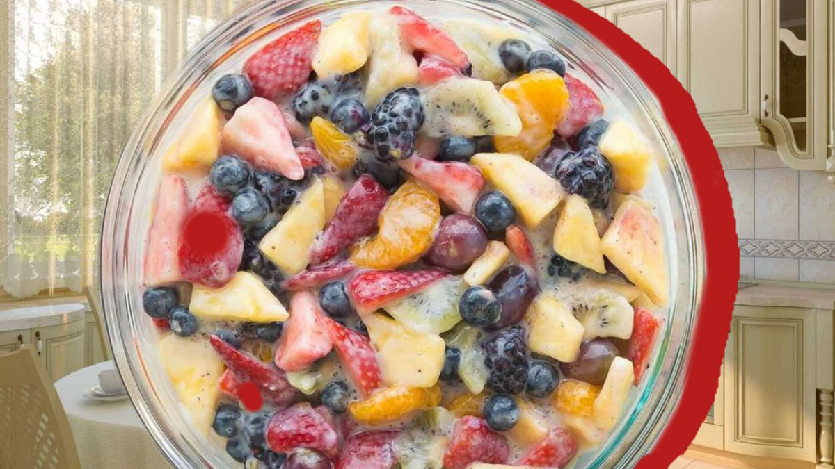 Крупный план фруктового салата с ягодами, югуртом и Granola в стекле Стоковое Из