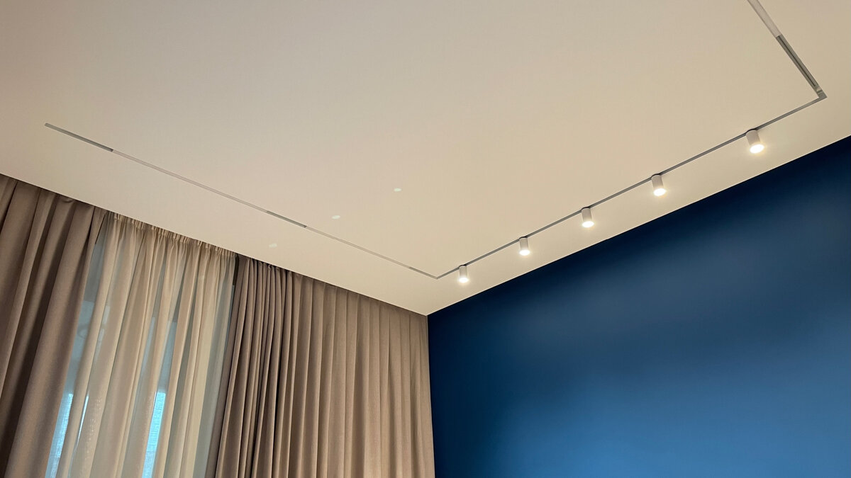 Потолок из гипсокартона с теневым зазором по периметру. Стены под покраску.