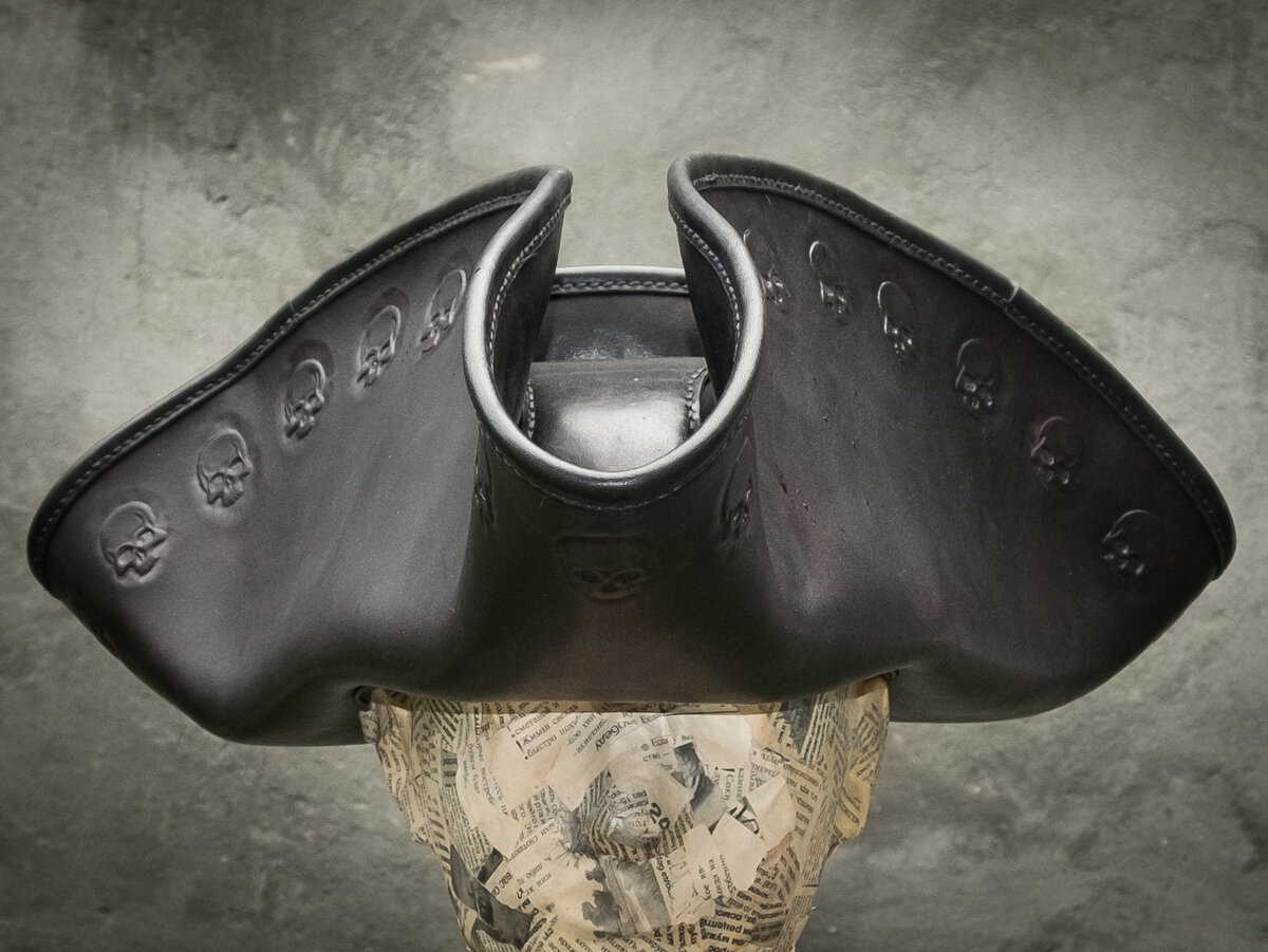 Фото и работа автора. Шляпа-треуголка из натуральной кожи