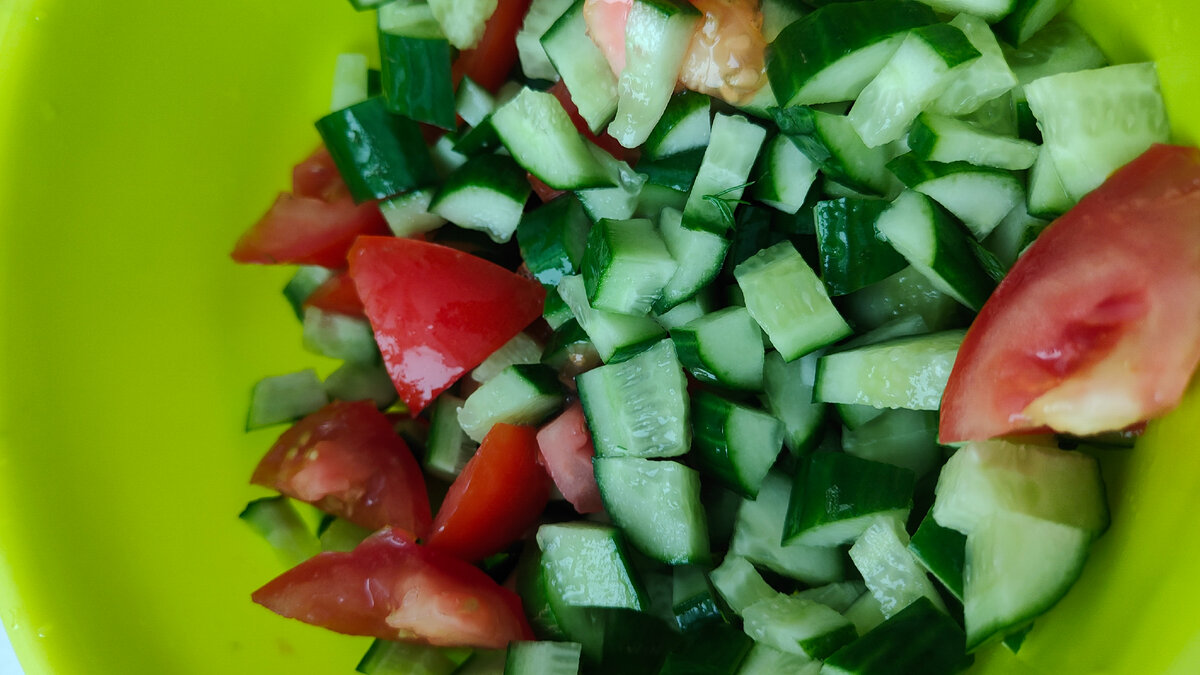 салат из огурцов и помидор