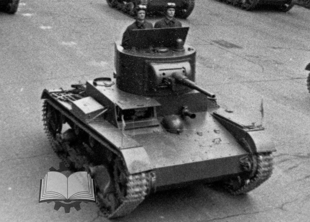 Типичная советская двухместная башня. Люков два, это удобно, а позже появилась возможность ставить зенитную турель.