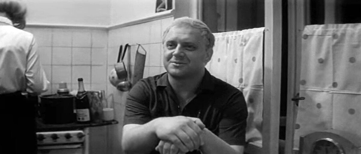 Кадр из кинофильма "Июльский дождь", 1966 г., режиссер Марлен Хуциев, сценаристы Анатолий Гребнев, Марлен Хуциев, композиторы Юрий Визбор, Евгений Клячкин, Булат Окуджава (скриншот)