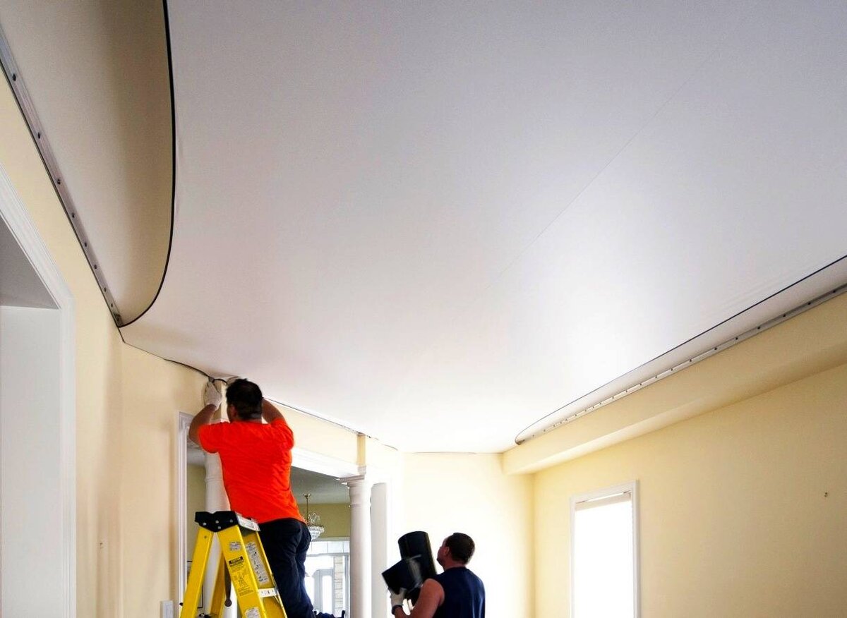 натяжные потолки мастер. установщик натяжных потолков. мотажнатяжногопотолка. монтажник натяжных потолков в москве.