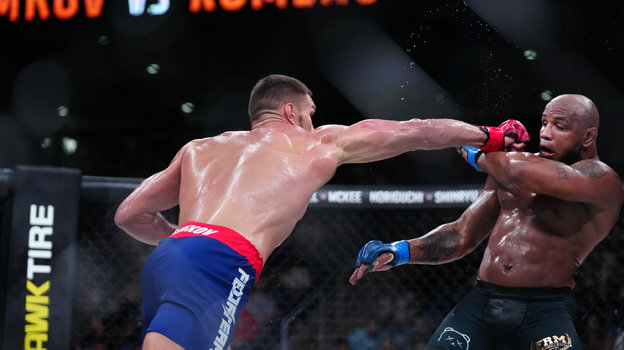    Вадим Немков наносит удар Йоэлю Ромеро. Global Look Press