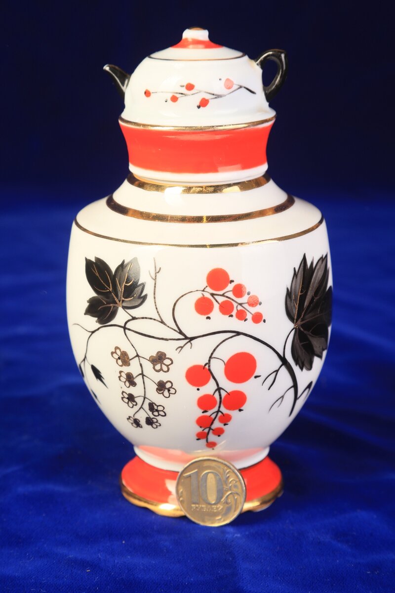 Фотографии проекта Чумодан, отдел Чумошоп. Эдуард Михайлович Криммер, человек, придумавший совершенно умильную форму "самоварчик" для чайницы "Красная смородина", также был художником-постановщиком фильма "Большие крылья", который был снят с проката, запрещён, а в последствии и вовсе утрачен. Вот такие вот люди работали на ЛФЗ!