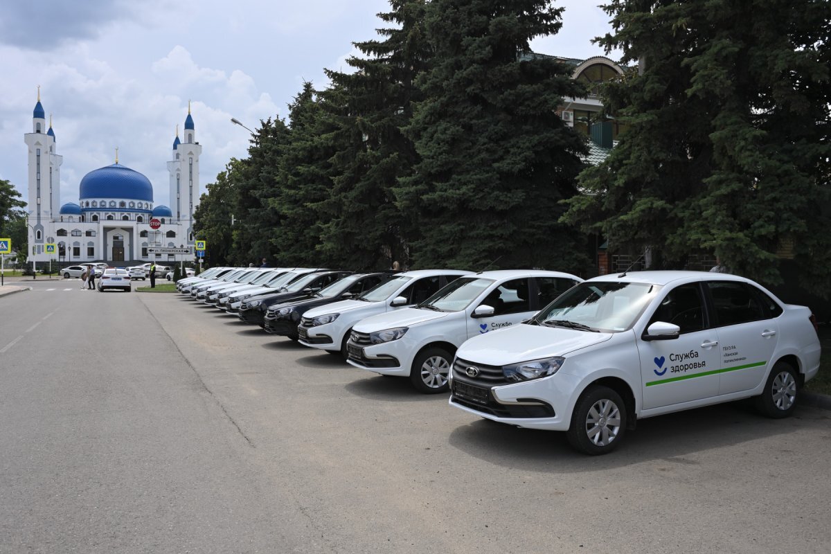    Для поликлиник республики закуплено 13 новых автомобилей