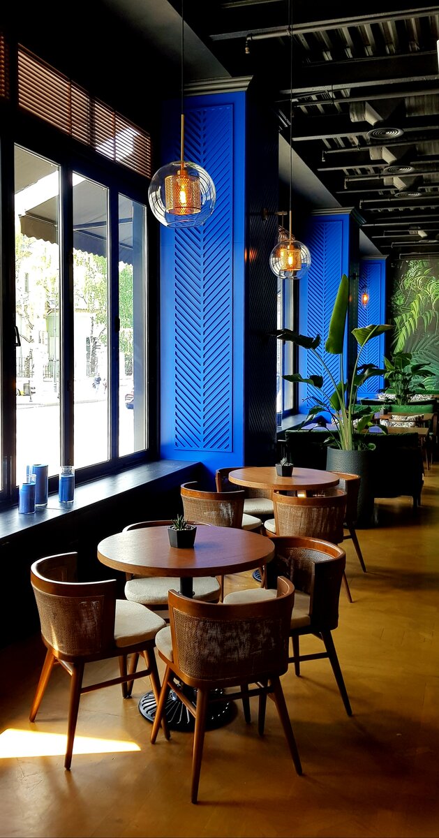 ресторан с синим интерьером