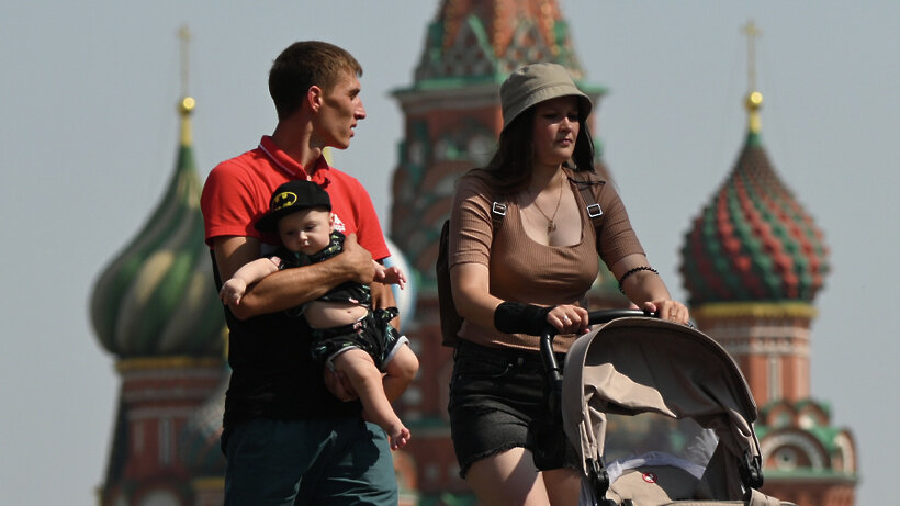    Молодые люди с ребёнком на Красной площади в Москве. ©Максим Блинов РИА Новости