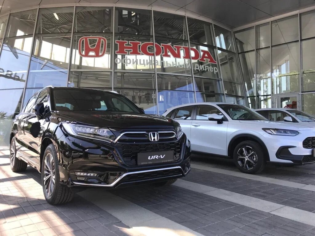 Стекляшку Mercedes-Benz на Витебском проспекте в Питере перебрендировали: теперь здесь находится официальный дилер Honda.