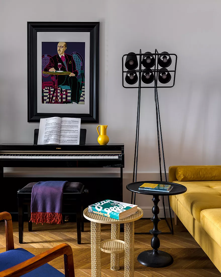 Дизайн-бюро Virstak Design. Зона гостиной. Кофейный столик Pols Potten, галерея интерьера «Фабрика». Кофейный столик Moroso, галерея «Формограмма». Кувшин Raawii привезен дизайнерами из Копенгагена. Плед Ikea. Арт-постер «Игорь Стравинский» художницы Кати Хозацкой, галерея «Дом.Предметы». Торшер Seletti, галерея интерьера «Фабрика». Краска Little Greene.