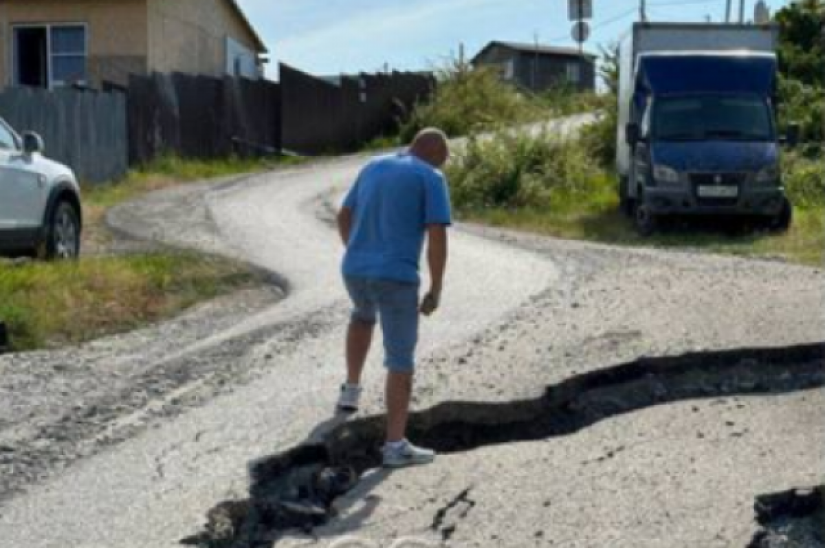 На дороге в поселке Лазаревского района Сочи появилась трещина | АиФ-Юг |  Дзен