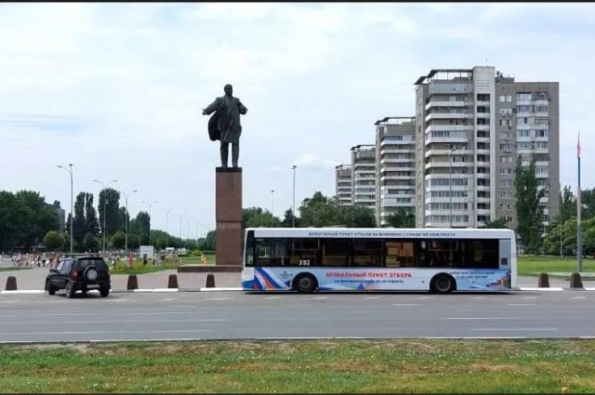    В Волжском у памятника Ленину установили военкомат в автобусе
