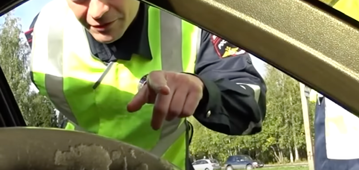 Гаишник взяточник. Взятка сотруднику гибдд. Даешь взятку сотруднику гибдд. Дает взятку гаишнику. Полицейский в засаде.