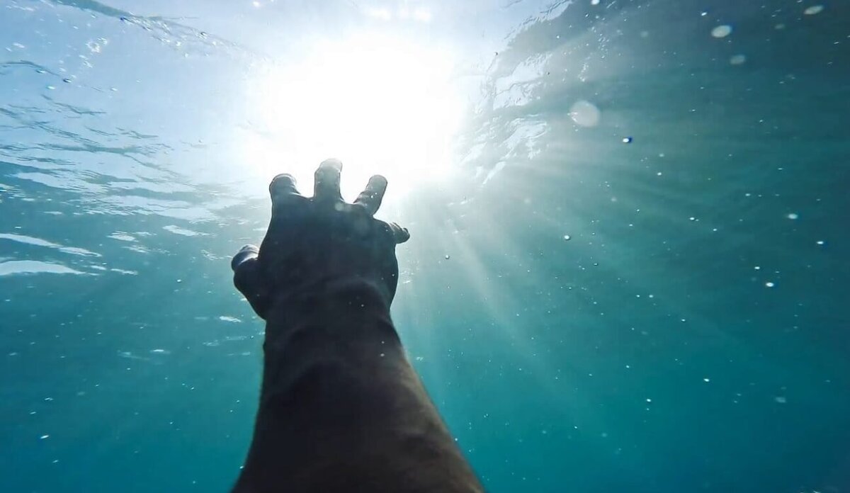    Когда человек тонет, грязная вода проникает в его кровеносную систему