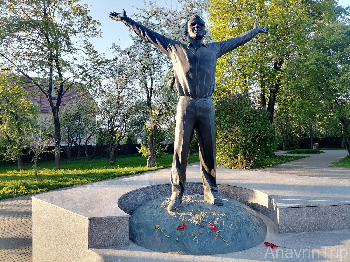 Памятник Юрию Гагарину в честь 50-летия первого полёта в космос (Калуга, 54.517314, 36.231322)