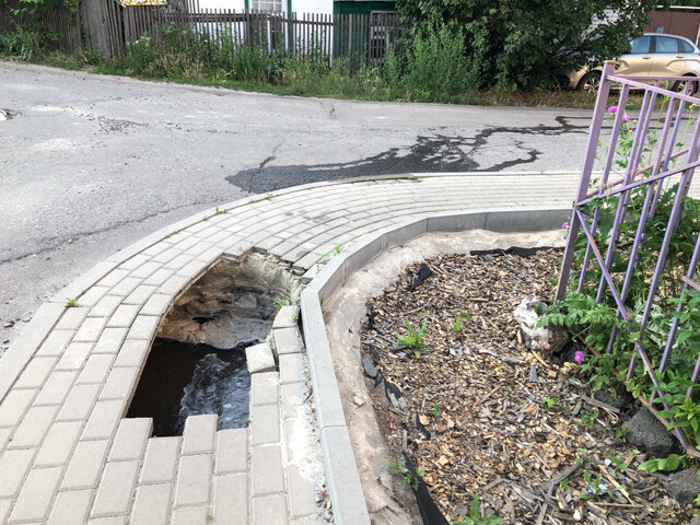    Курянка шла по тротуару, когда плитка провалилась прямо у нее под ногами