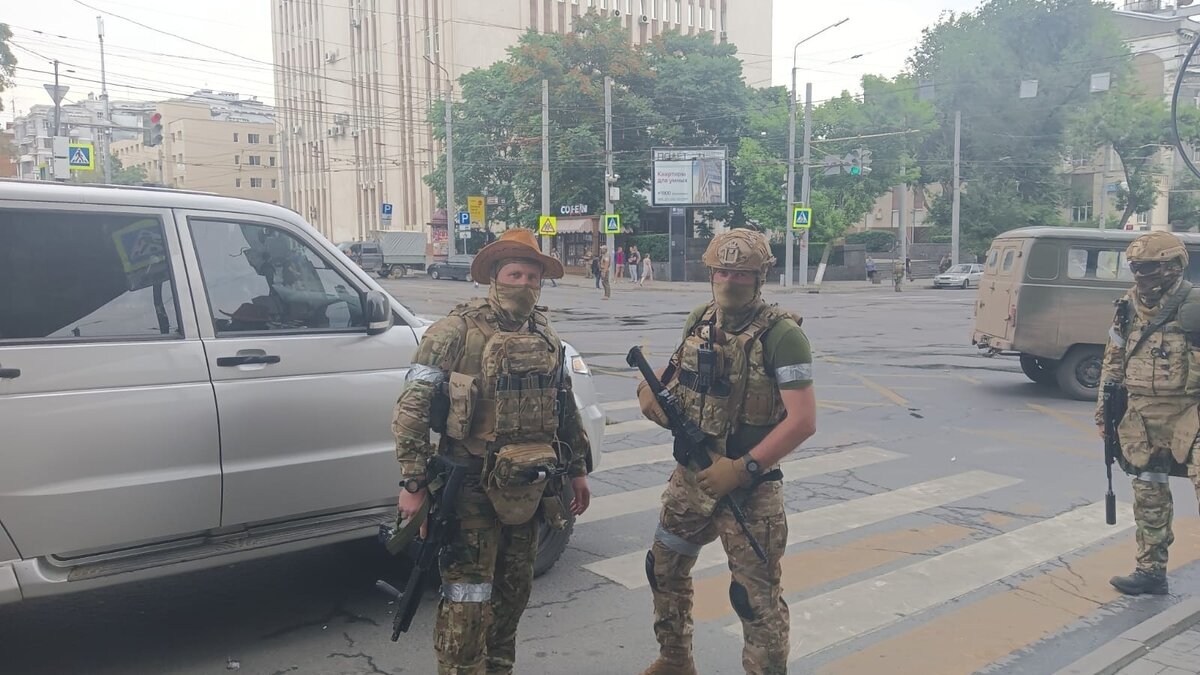     Глава города, охваченного мятежом ЧВК «Вагнер», призвал жителей не выходить из дома.