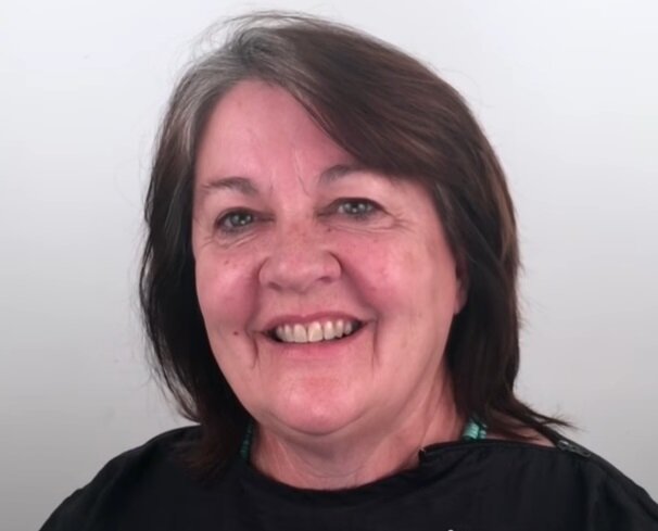 До преображения женщина окрашивала волосы в тёмный оттенок, но седые корни были заметны на этом фоне 