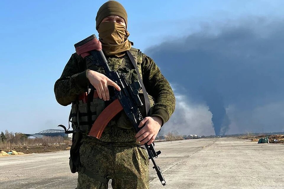 Российский десантник в аэропорту "Гостомель" под Киевом. Фото: Александр КОЦ