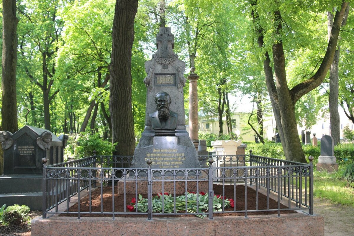 Кто похоронен в александро невской. Петербург Александро Невская Лавра некрополь. Некрополь в Александро-Невской Лавре в Санкт-Петербурге. СПБ некрополь Мастеров искусств Александро-Невской Лавры. Александро-Невская Лавра некрополь Мастеров искусств