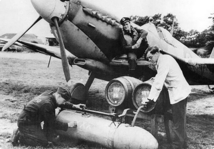 Солдаты наполняют пивом топливный бак самолета, 1944 год/ Источник: https://pikabu.ru